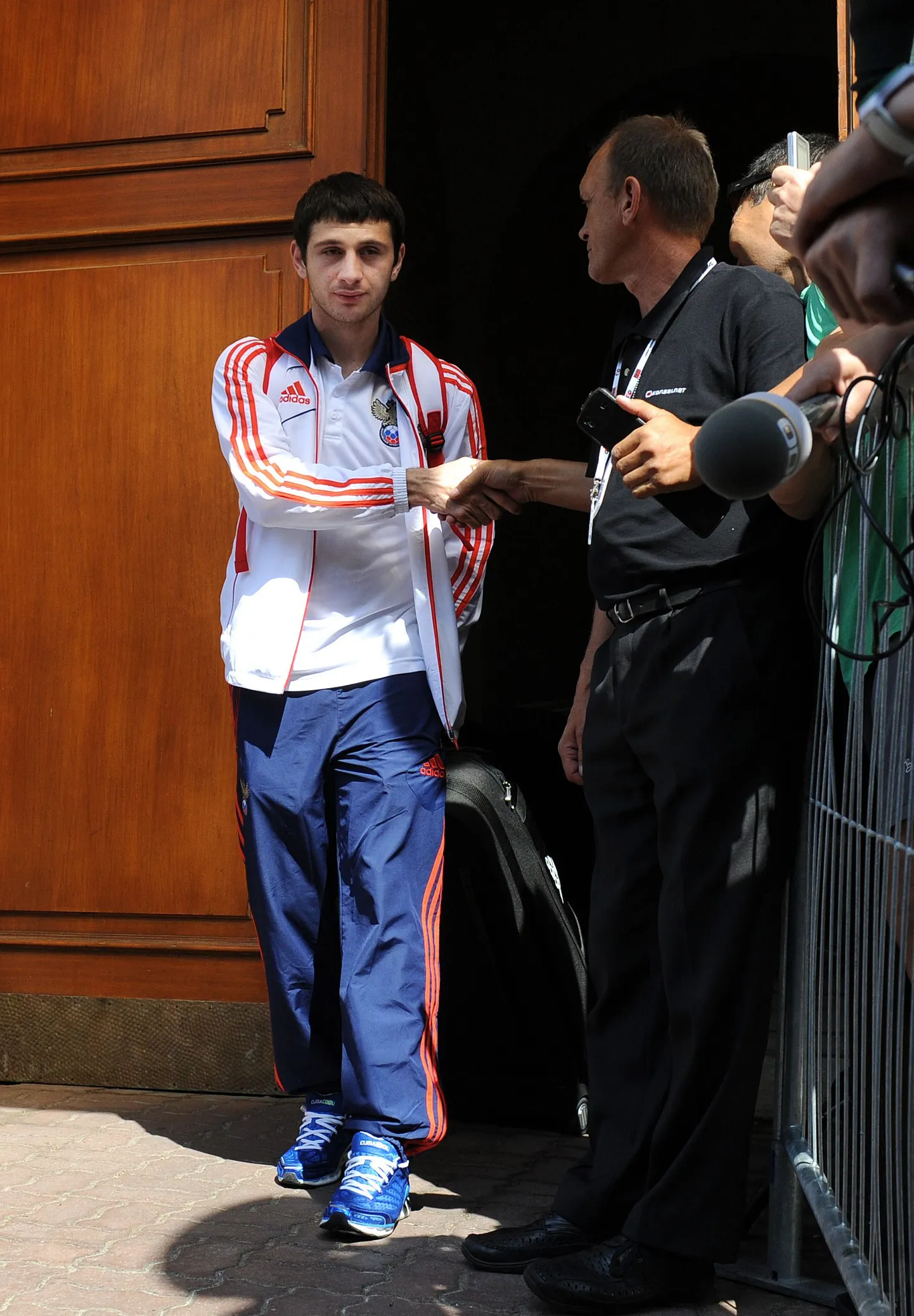 Алан Дзагоев покидает гостиницу "Бристоль" в Варшаве после неудачного выступления сборной России на Евро.