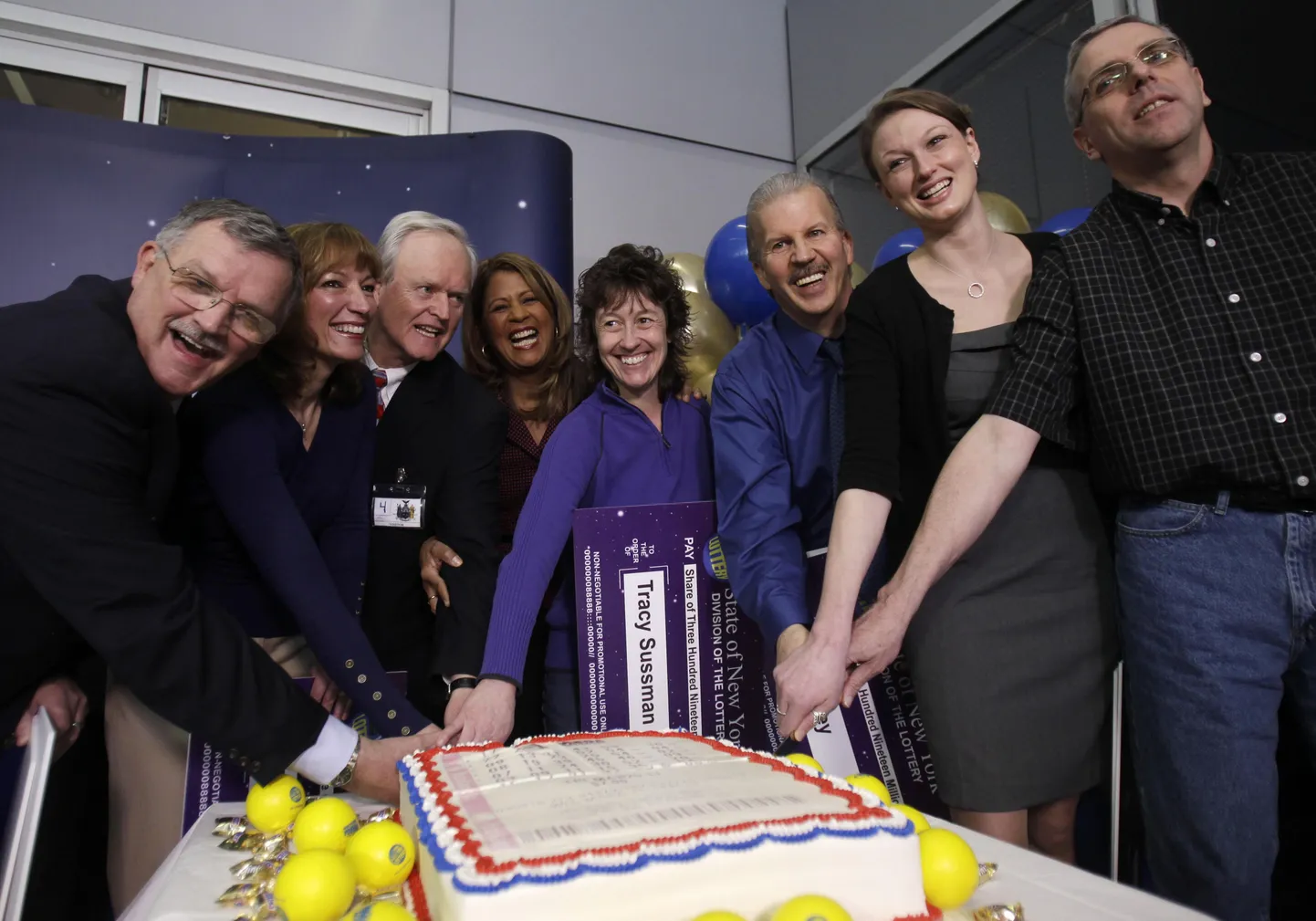 Mega Millions lotoga võitnud (vasakult alates) Leon Peck, Kristin Baldwin, Mike Barth, New Yorgi loteriifirma esindaja Yolanda Vega, Tracy Sussman, John Kutey, Gabrielle Mahar ja John Hilton