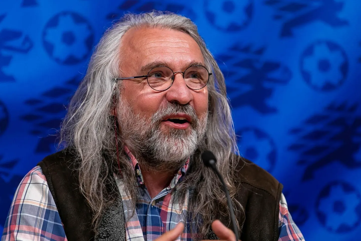 Jalgpalliliit leidis president Aivar Pohlaku vedamisel lahenduse, kuidas esiliiga saab kellelegi kahju tegemata jätkuda.