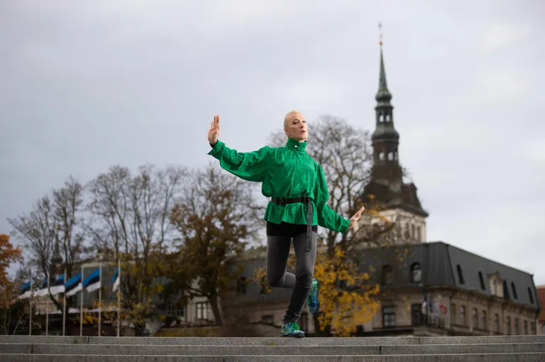 Fotograaf, kunstnik, muusik ja tantsija Alan Proosa traditsioonilises Tai tantsupoosis.