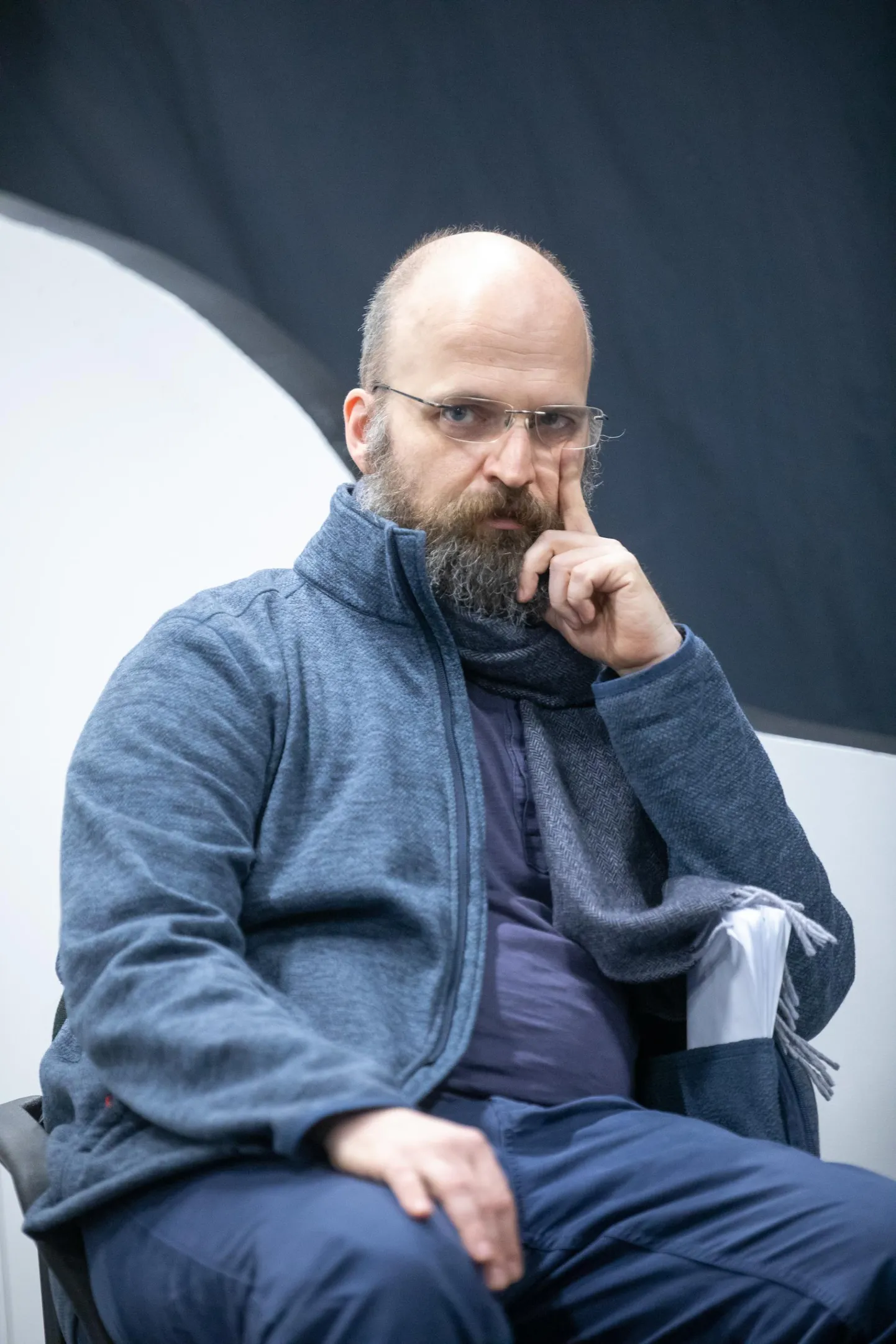 Lavastaja Peeter Raudsepp, keset lava, kus peagi hakkavad hargnema dramaatilised sündmused.