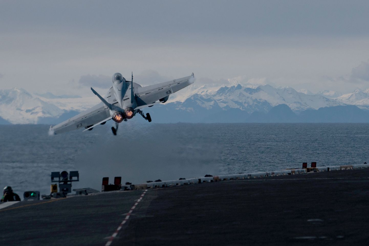Ameerika Ühendriikide hävituslennuk õppustel Alaska ranniku lähedal.