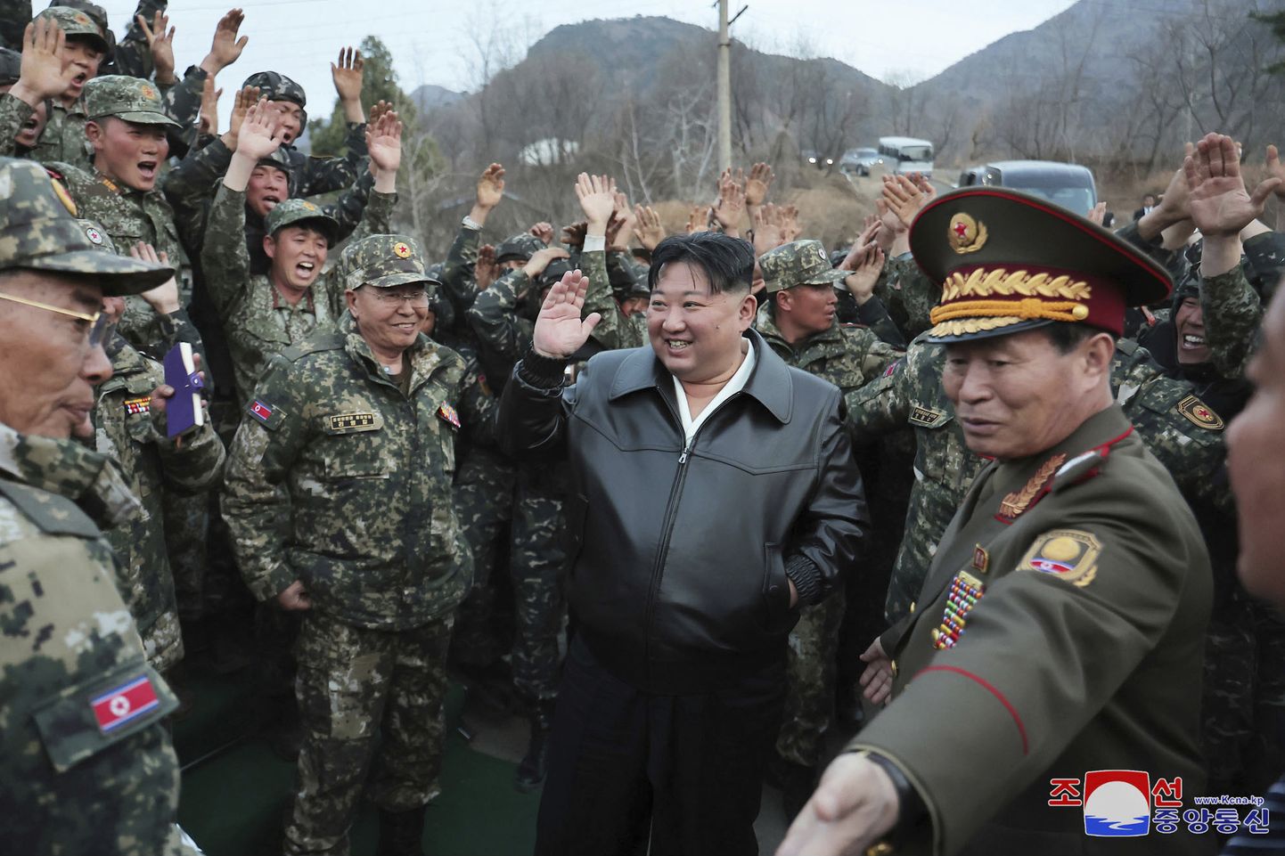 Põhja-Korea liider Kim Jong-un sõdurite keskel.