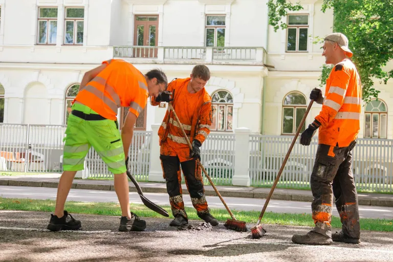 Pärnu testiti keskkonnasõbralikku teekattematerjali, millel põnev nimi - möss.