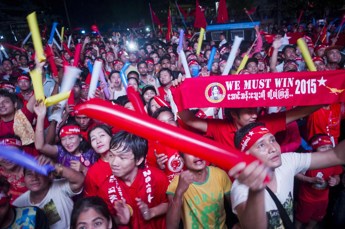 Aung San Suu Kyi toetajad tähistamas Birma opositsiooniliidri valimisedu.
