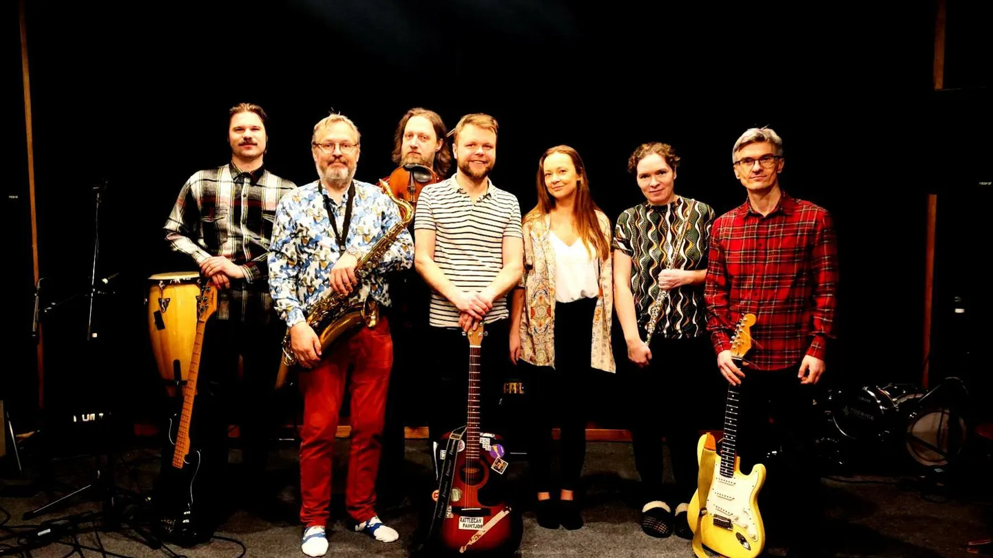 Rüsijääs teevad kaasa Pärnuga seotud muusikud Marek Talts (elektrikitarr), Indrek Palu (viiul), Leonora Palu (flööt), Ariel Marksalu (klaver), Erik Reinhold (saksofon), Karl Kevad (trummid), Hendrik Tamberg (bass) ning Piret Lilleste ja Merit Hirvoja-Tamm (taustavokaal), laulab Andres Tölp (kitarr).