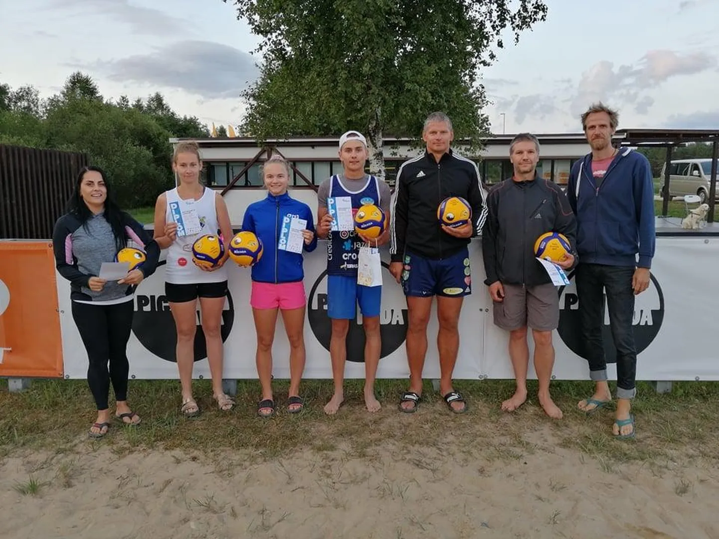 Suvevolle Paide etappide parimad naised ja mehed: (vasakult) Epp Sepp (2. koht), Mari Tool (1. koht), Krislin Virkoja (3. koht), Sander Perillus (2. koht), Ilmar Mõttus (1. koht), Eduard Mäits (3. koht) ja võitjatele pallid kinkinud ettevõtte Pigipada juht Marek Koit.