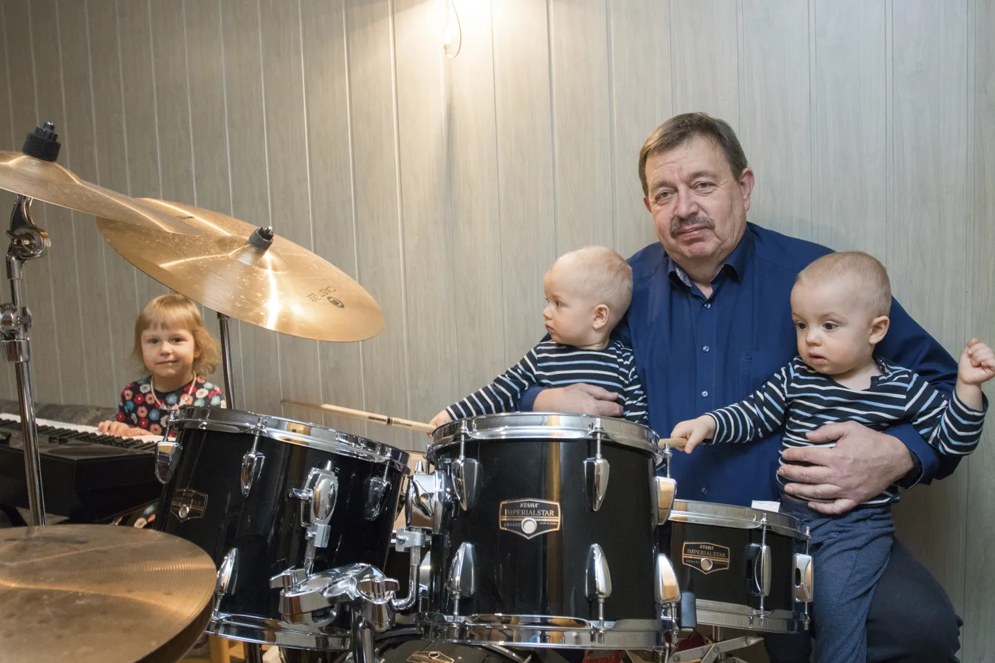 Vanaisa ja lapselapsed. Süntesaatori taga on Joanna Marie ning põlvedel istuvad Johan Gustav ja Jakob Tobias.