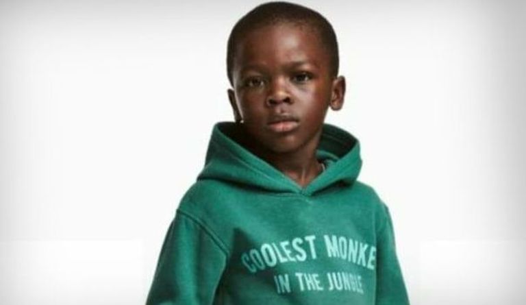 Tumedanahaline poiss reklaamimas H&Mi dressipluusi