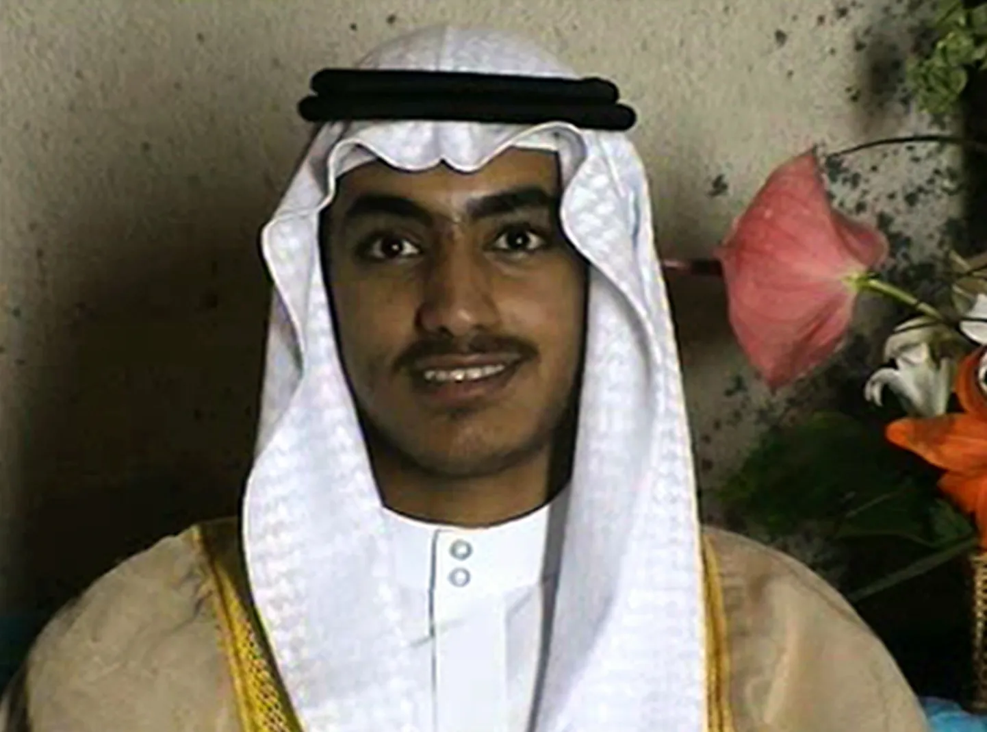 Hamza bin Laden oma pulmas. Videokaader pärineb materjalide seast, mille CIA leidis 2011. aastal Pakistanist majast, kus tapeti Osama bin Laden, ning on enam kui kümme aastat vana.