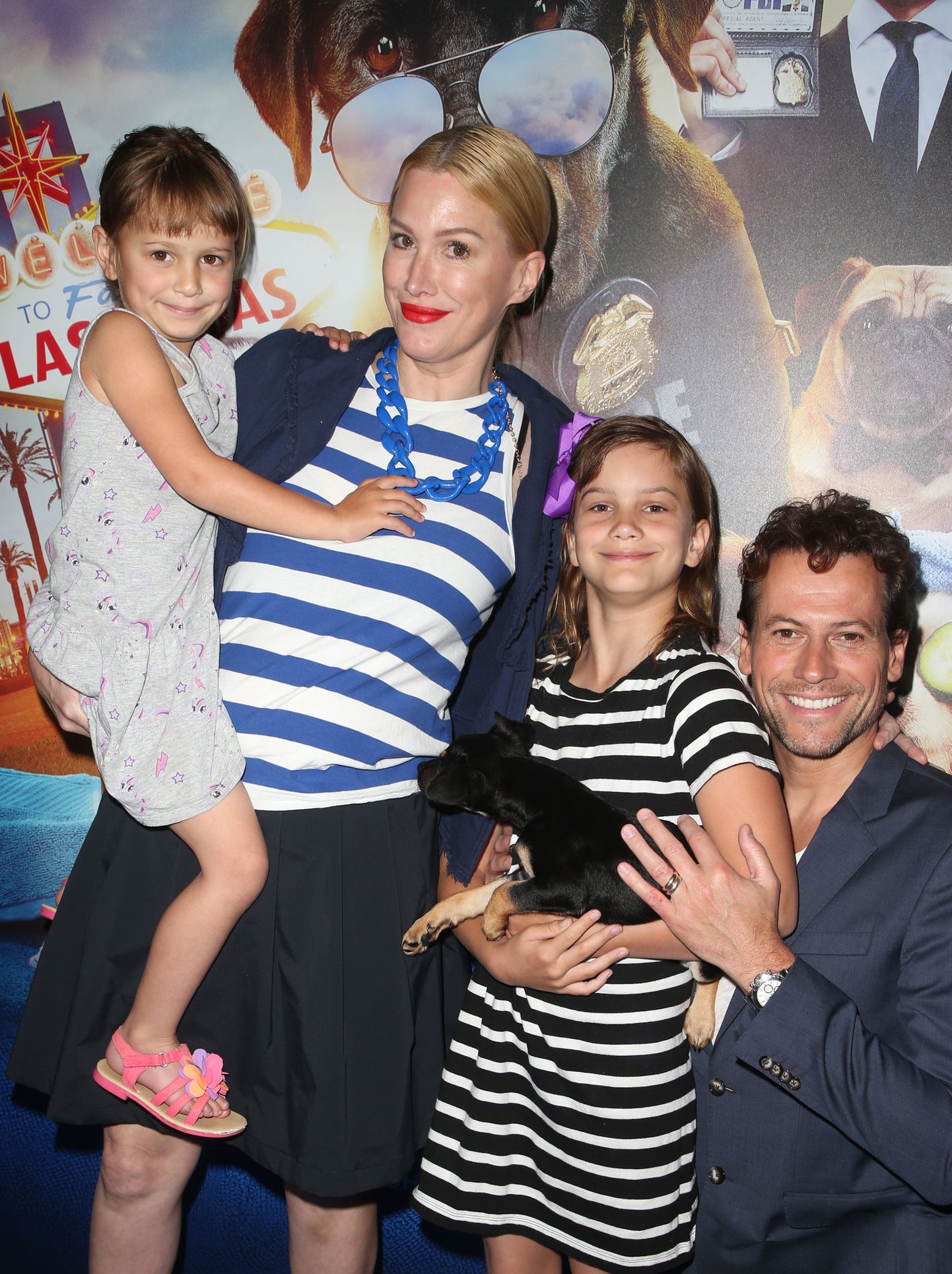 Briti näitleja Ioan Gruffudd oma abikaasa Alice Evansi ja nende kahe tütrega 2018. aastal.