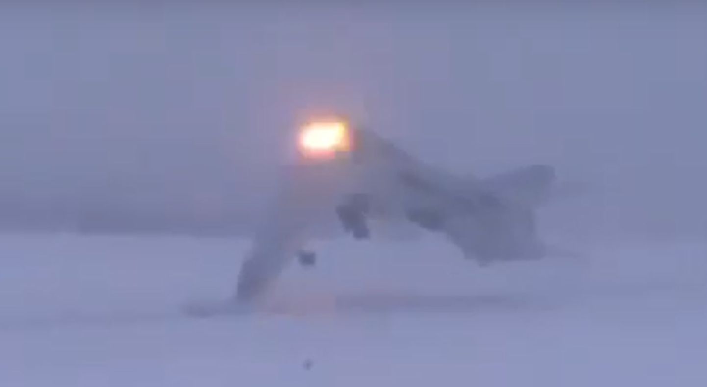 Venemaa õhujõudude kaugpommitaja Tu-22M3 lagunes maandumisel pooleks ja plahvatas.