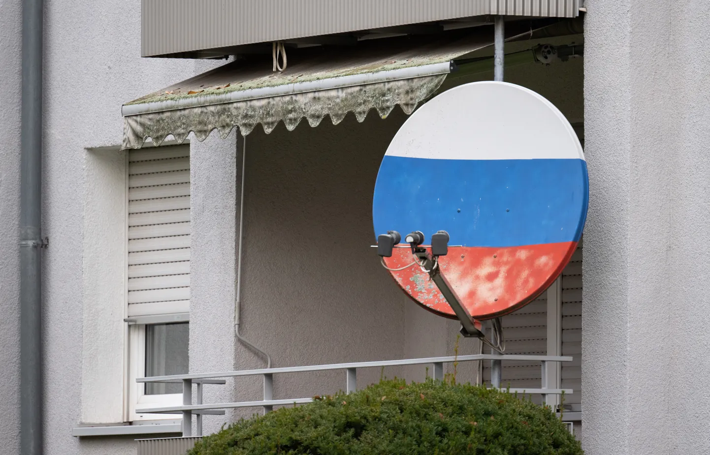 Спутниковая тарелка в цветах российского триколора.