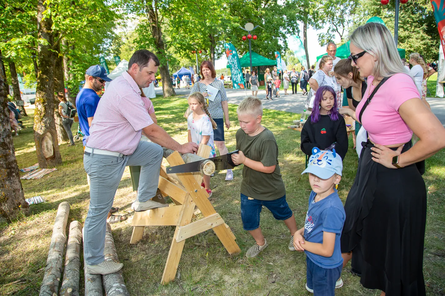 Kogu pere metsapäev.