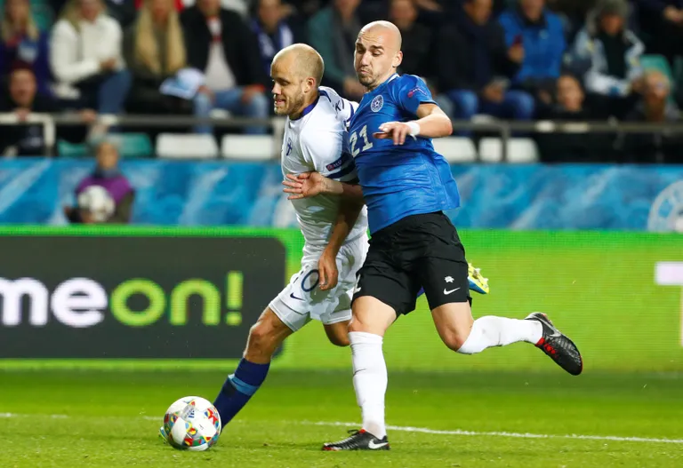 Eesti - Soome Rahvuste liiga mäng, pildil Teemu Pukki ja Nikita Baranov.
