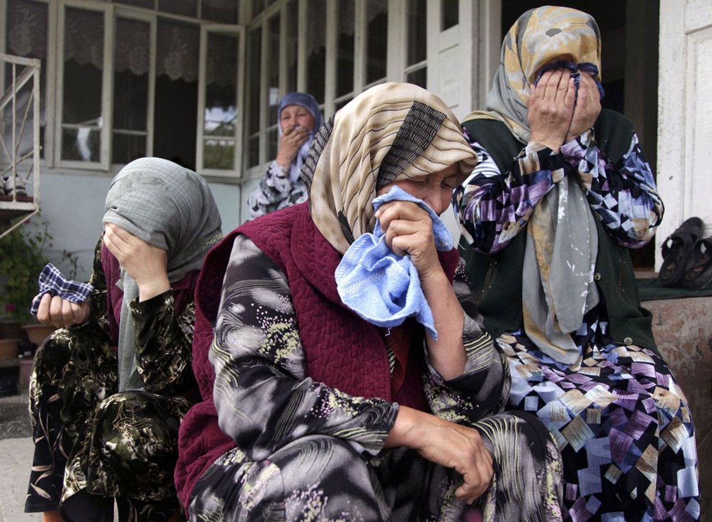 Члены узбекской семьи оплакивают 25-летнюю Мухарам Симаеву, находившуюся на восьмом месяце беременности, которая была убита в ходе беспорядков 16 июня.