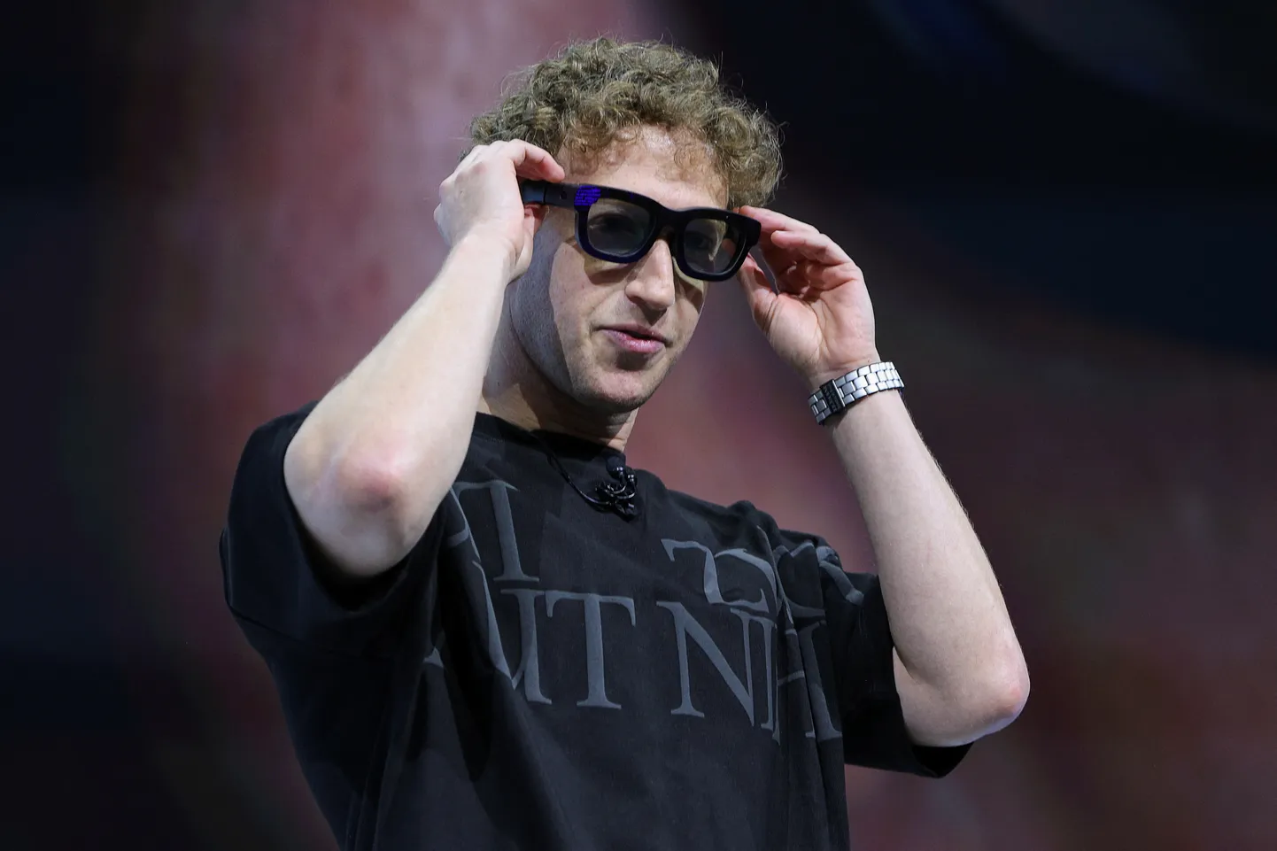 Meta tegevjuht Mark Zuckerberg, pildil täiendatud reaalsuse prillidega Orion AR, ennustab inimkonnale tehissõpruskonda.