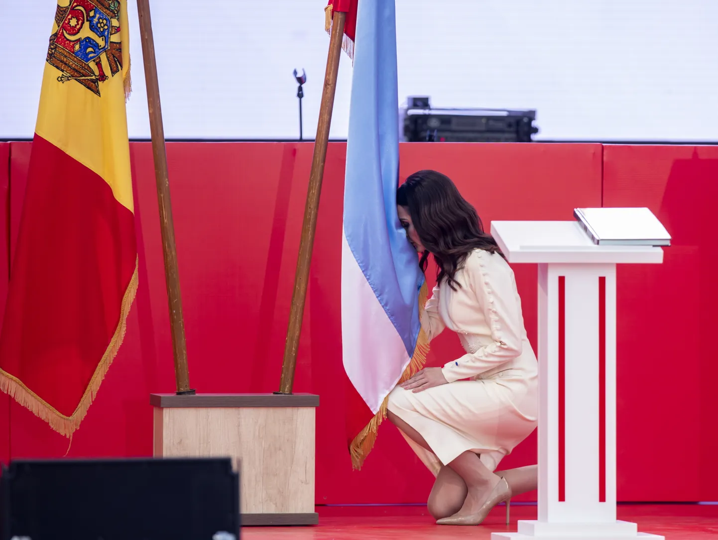 Värskelt ametisse valitud Moldova autonoomse piirkonna Gagauusia juht Evghenia Gutul suudleb ametissevannutamise tseremoonial Gagauusia lippu. Pilt on tehtud 19. juulil 2023.