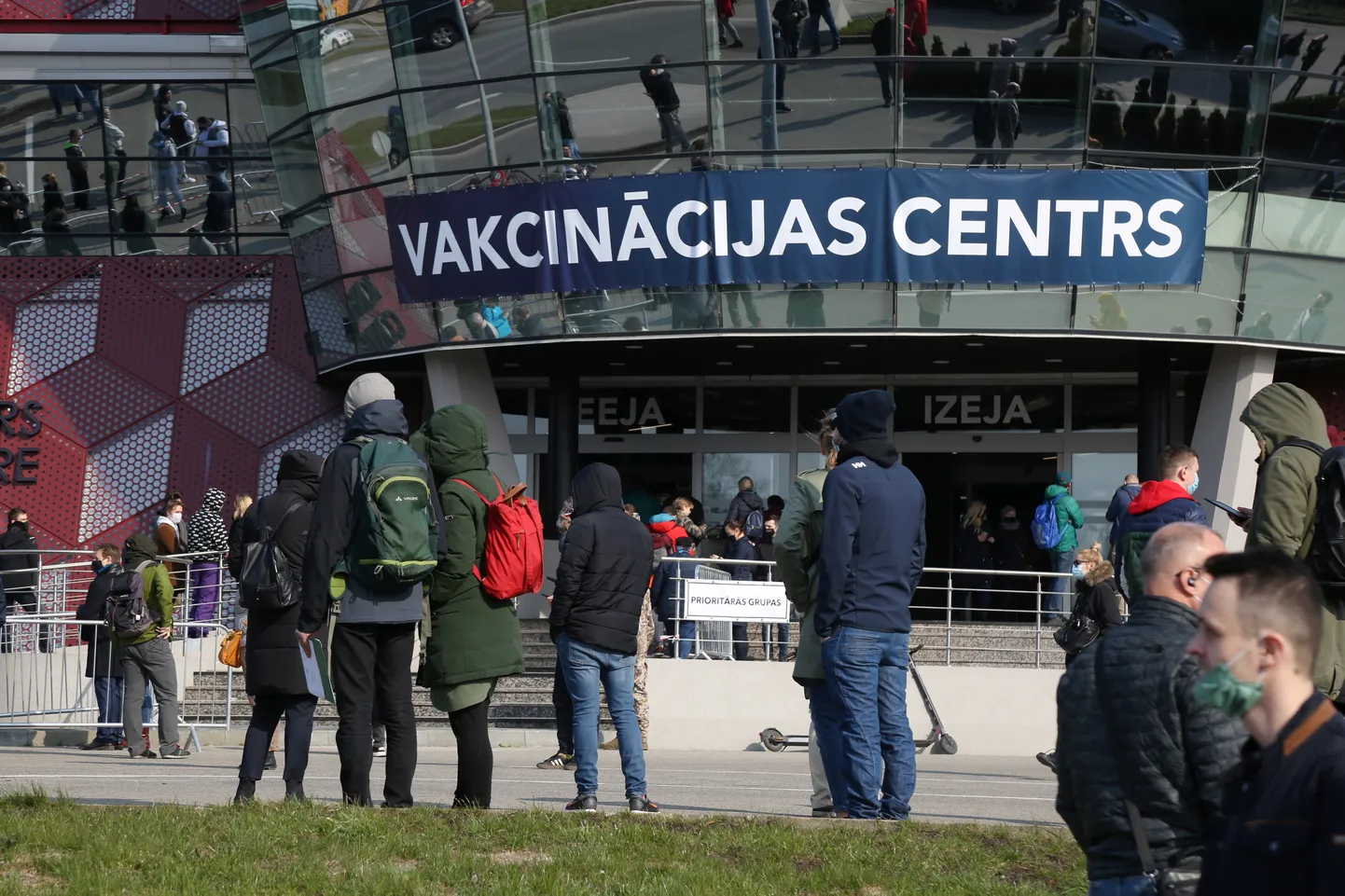 Очередь на вакцинацию в ATTA Centre в Риге