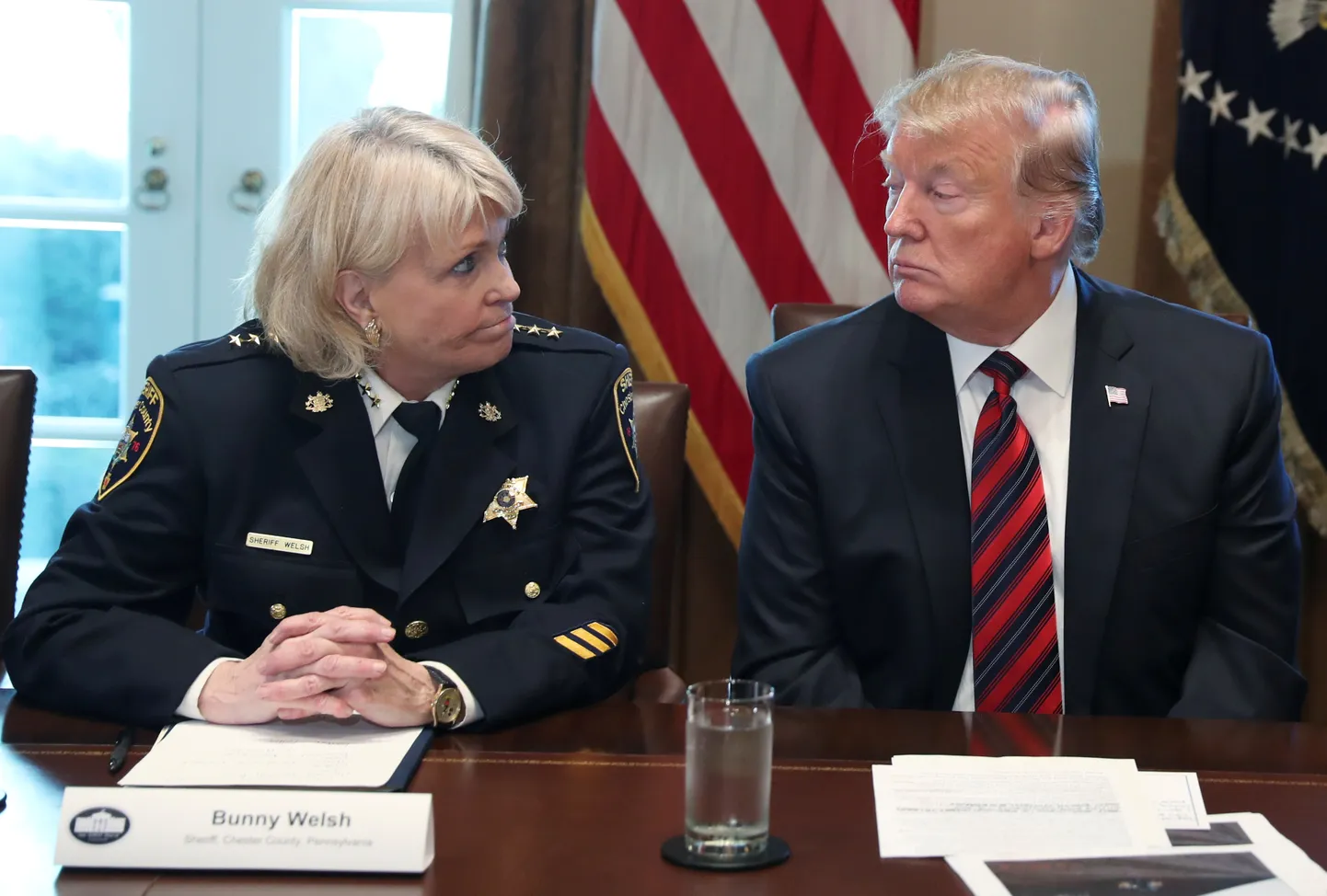 USA president Donald Trump reedel Valges Majas koos politseijuhtidega.