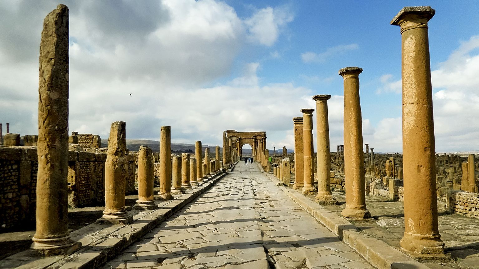 Muistset Timgadi linna läbiv kolonnaad