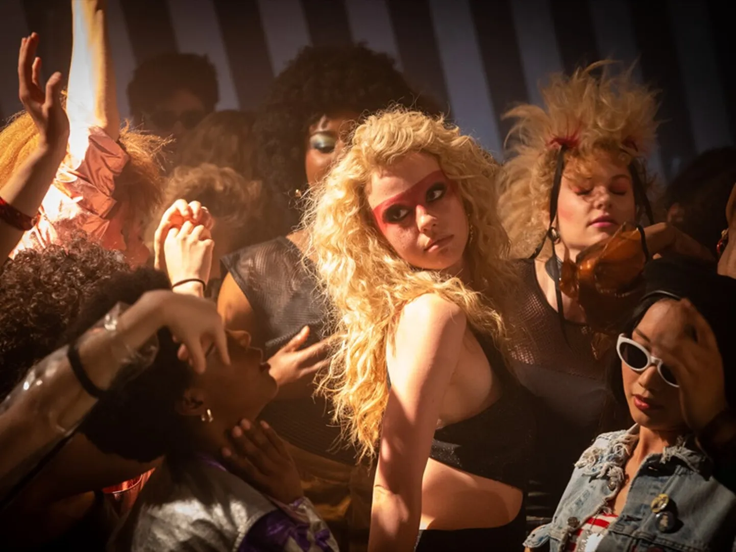 Centrumi kinos linastub teiste filmide hulgas õuduspõnevik «MaXXXine». Kinokarjäärist unistav pornonäitleja Maxine Minx (Mia Goth) saab viimaks oma suure võimaluse, peaosa "päris" filmis. Paraku tegutseb samal ajal linnas noori naisnäitlejaid jahtiv salapärane sarimõrvar, kelle poolt maha jäetud vererada ähvardab paljastada Maxine'i kurjakuulutava mineviku...