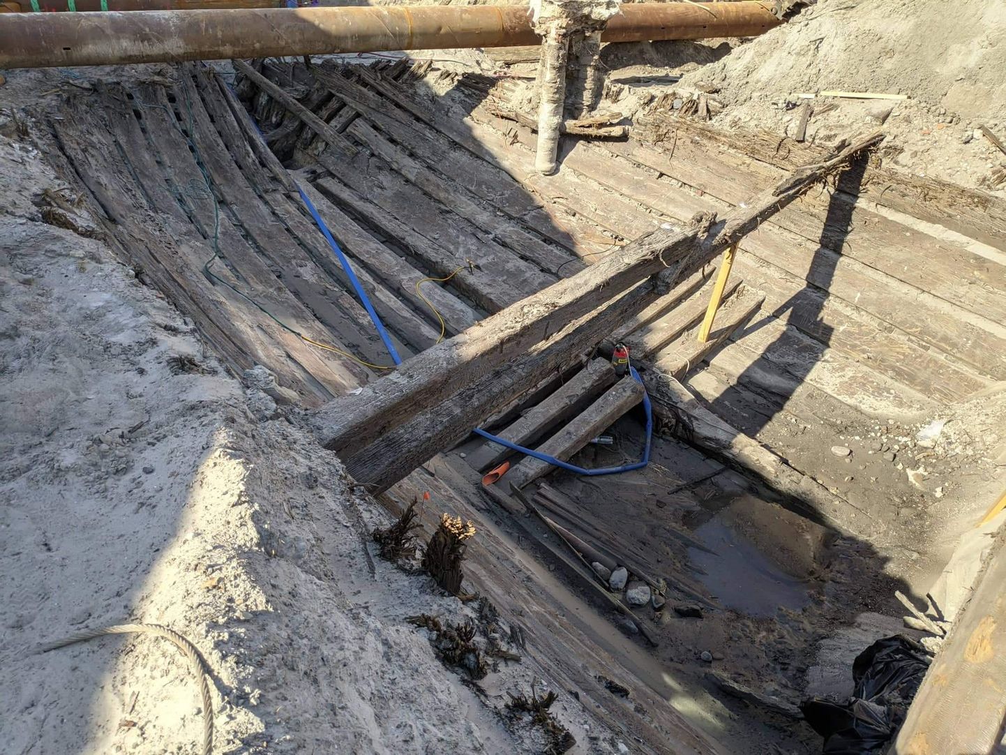 Археологические работы с остовом судна «Лоотси» на стройплощадке