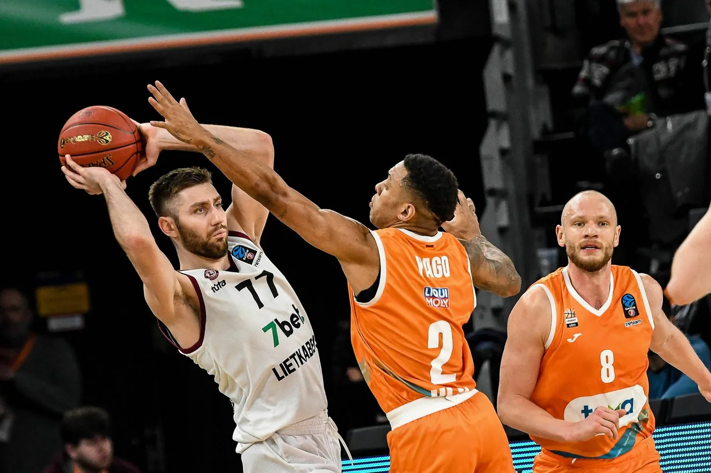 Kristian Kullamäe (palliga) EuroCupi mängus Ulmi Ratiopharmiga.