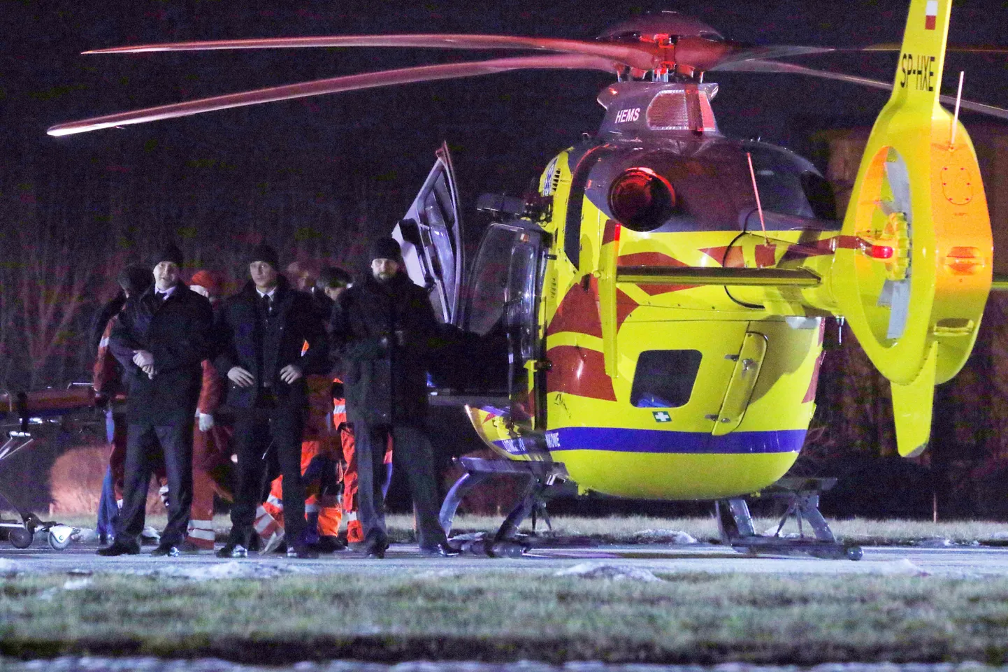 Päästjad peaministrit eile helikopteriga transportimas.