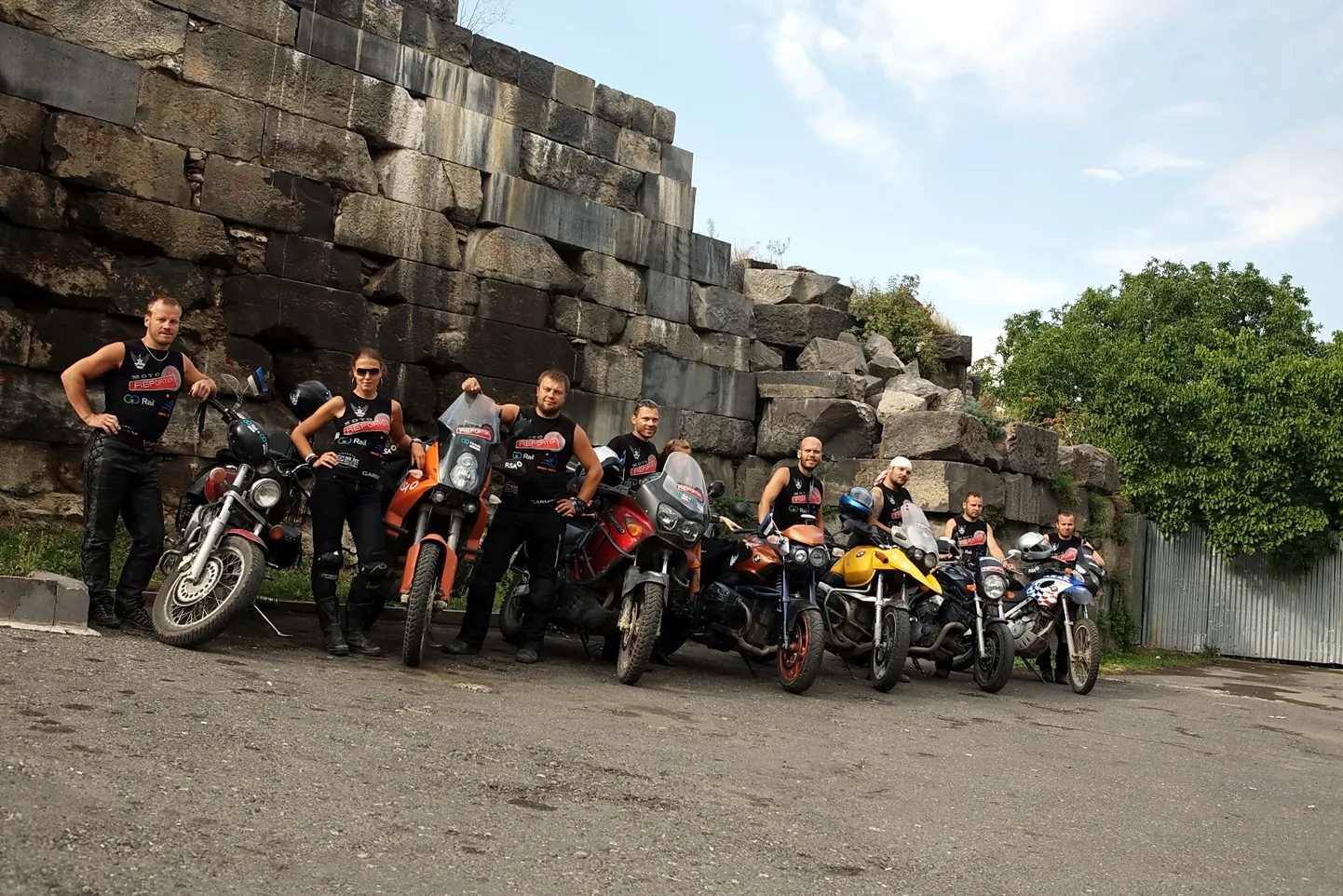 Motoseltskond Aivar Kant (vasakult), Kaire Kivari, Tanel Talve, Marko Meinson, Hedit Kalmiste, Margus Kastein, Kaspar Noor, Raivet Aru ja Jaan Kask.
