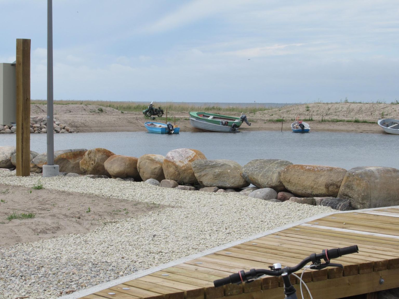 Kihnu põhjaosas on Sigatsuaru lautrikoht ümber ehitatud nüüdisaegseks kalasadamaks.