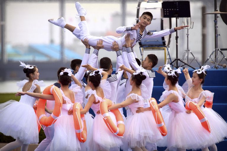 Hiina sõjaväe tantsutrupp esineb Rahva Vabastusarmee mereväe 70. aastapäeva auks korraldatud kontserdil. 