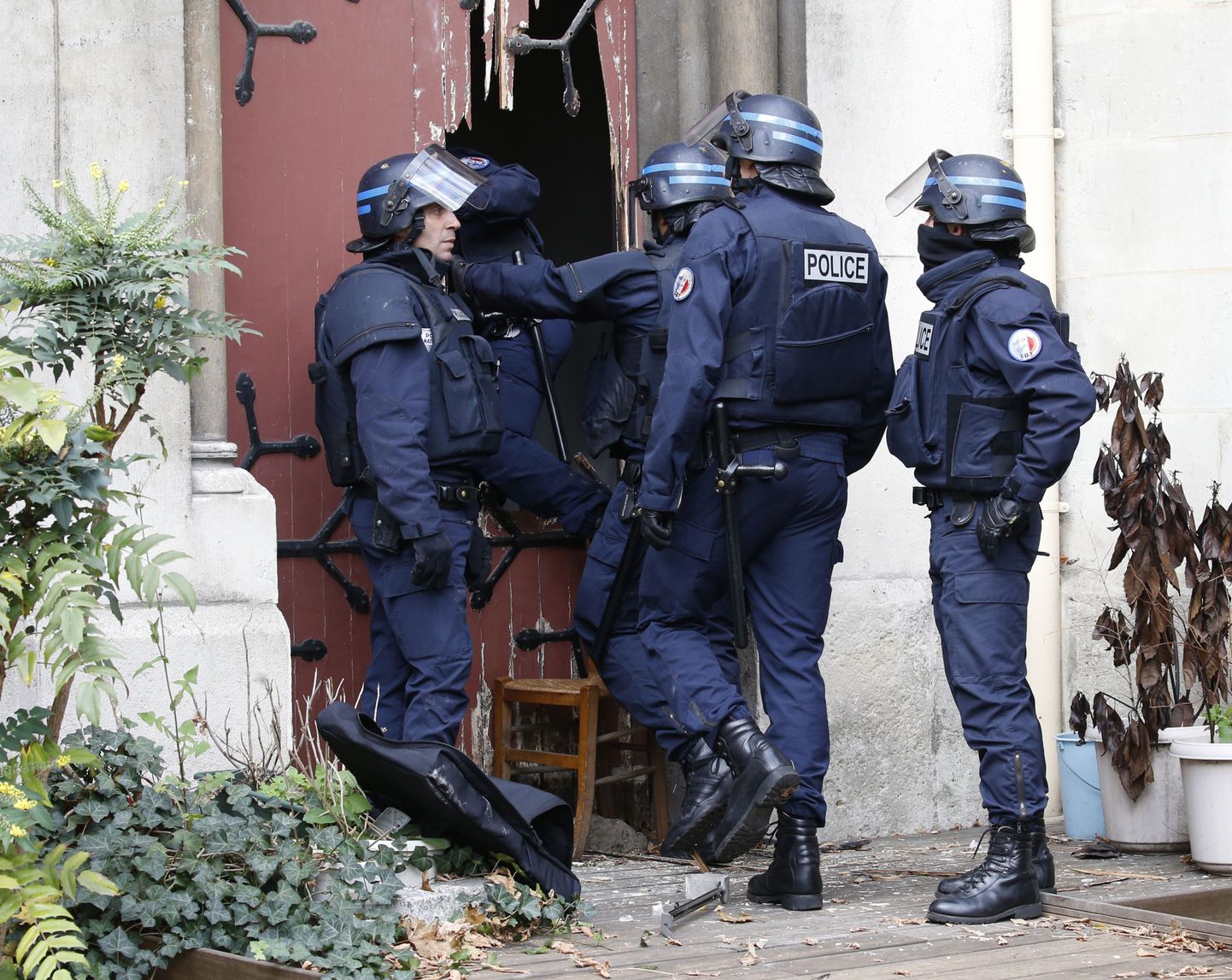 Полиция в парижском пригороде Сен-Дени.
