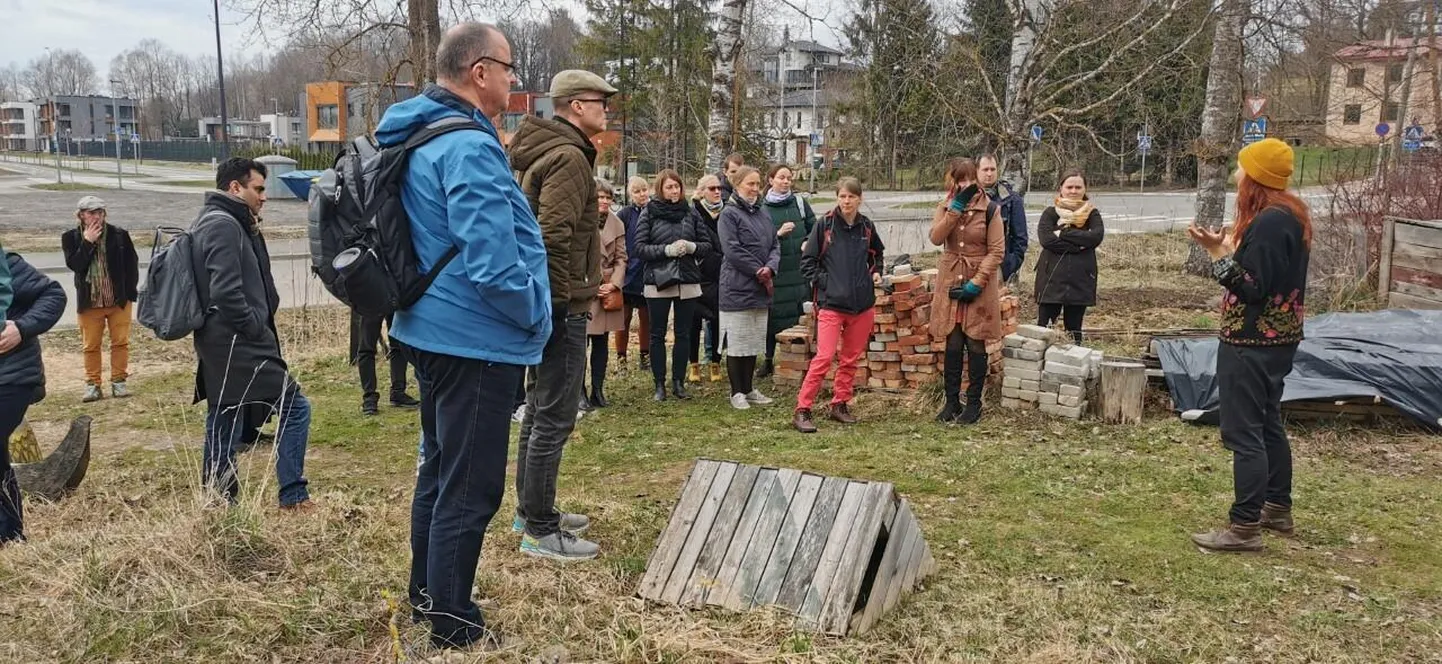 Coevolversi rahvus-vahelise projekti liikmed külastasid Ülejõe linnaosas muu hulgas ka Emajõe aeda.