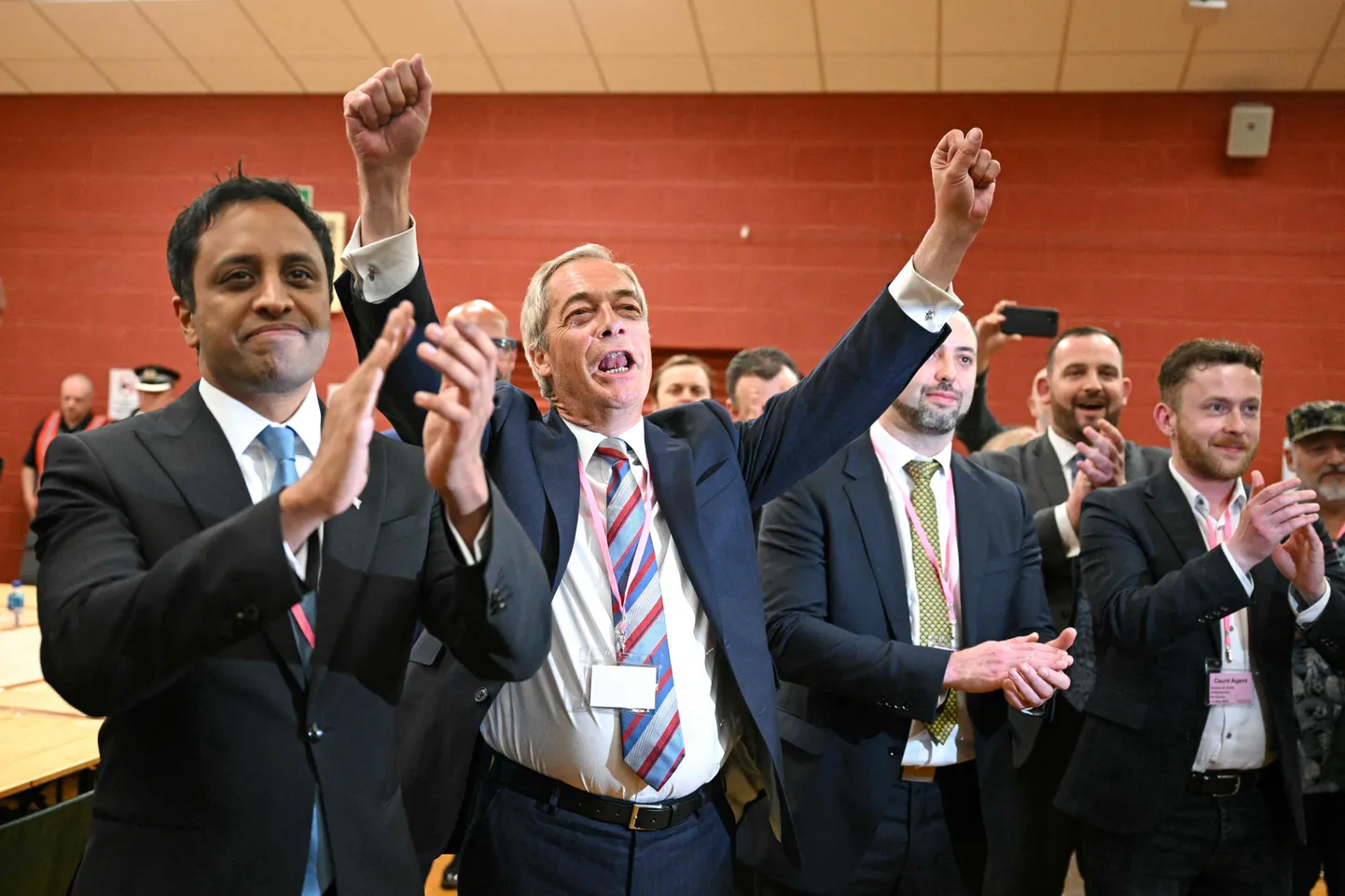 Reform UK juht Nigel Farage (keskel) tähistab oma partei kandidaadi Sarah Pochini võitu Runcorn & Helsby valimisringkonnas Suurbritannia vahevalimistel.