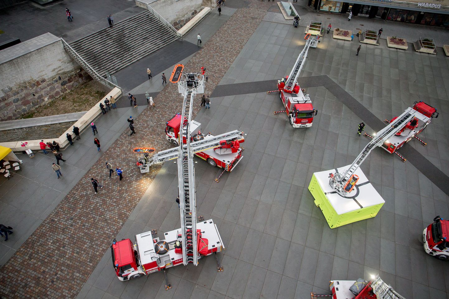Uued päästeautod Tallinnas Vabaduse väljakul.