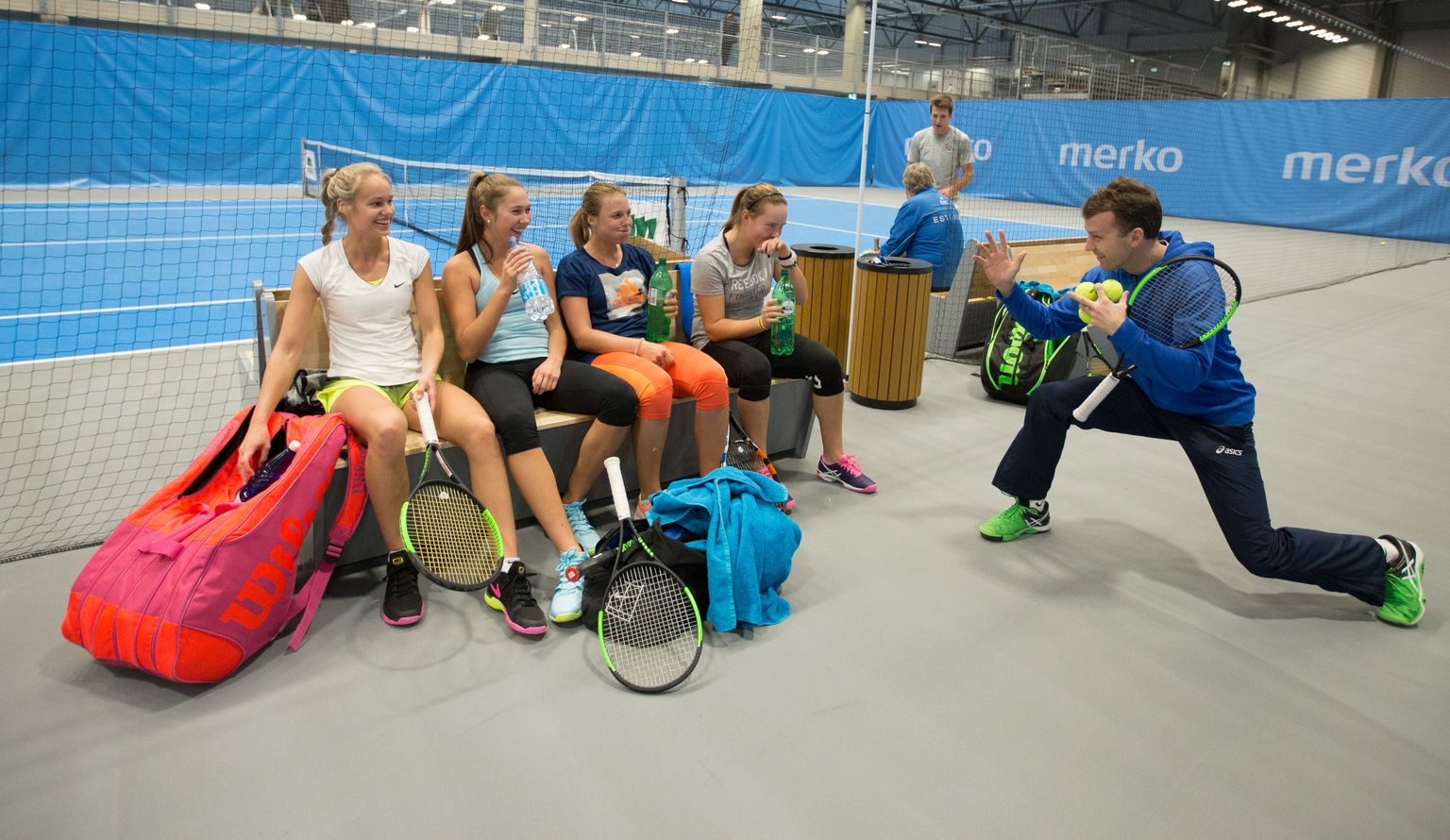Eesti Fed Cupi naiskond: vasakult 
Maria Lota Kaul, Maileen Nuudi, Anett Kontaveit ja Valeria Gorlats ja treener Märten.