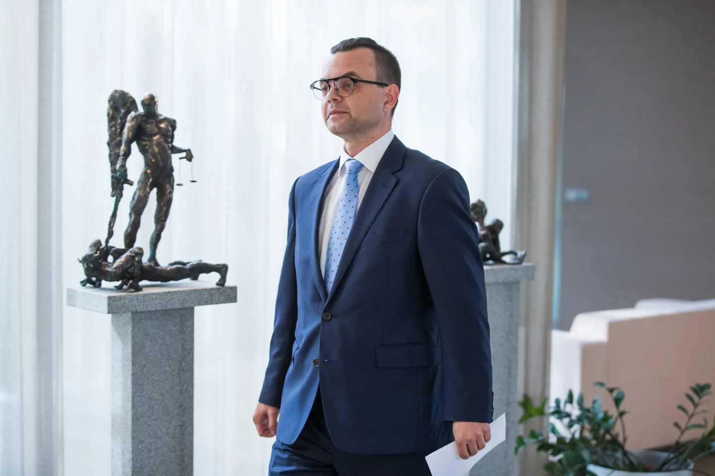 Koolituse viib läbi tänavu augusti päevapealt Tartu ülikooli raamatukogu juhi kohalt vallandatud ent eile töövaidluskomisjoni otsusega kopsaka hüvitise saatel tööle ennistatud Martin Hallik.