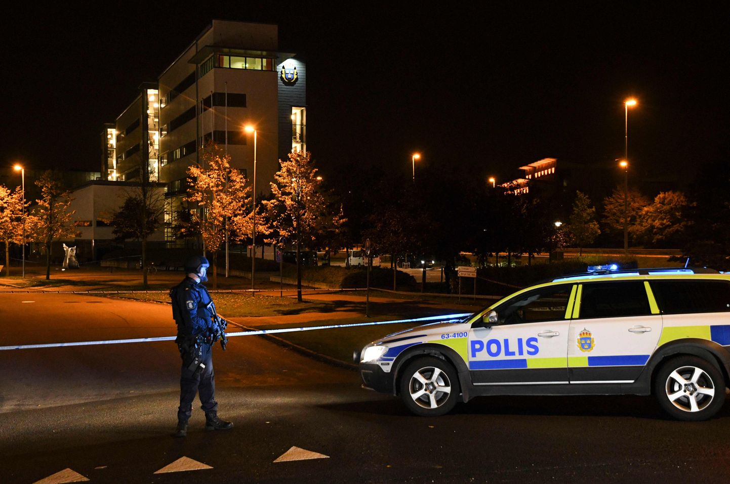 Rootsi politseinik. 


**  SWEDEN OUT  ** 



Nobody was injured in the explosion, which occurred shortly after midnight local time and also shattered windows in a neighboring building, police said in a statement. / AFP PHOTO / TT News Agency / Johan NILSSON / Sweden OUT