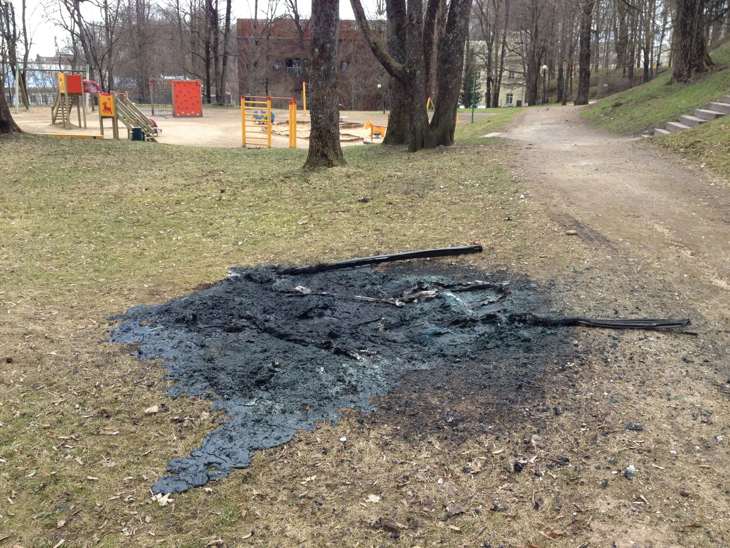 Toomel põles maha plastmaterjalist välitualett.