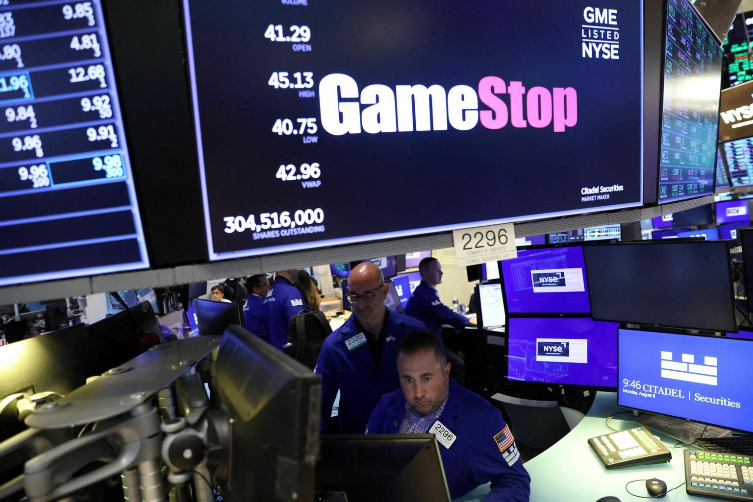 Ikooniliseks meemiaktsiaks tõusnud videomängude poeketi GameStop logo New Yorgi börsi ekraanil. 