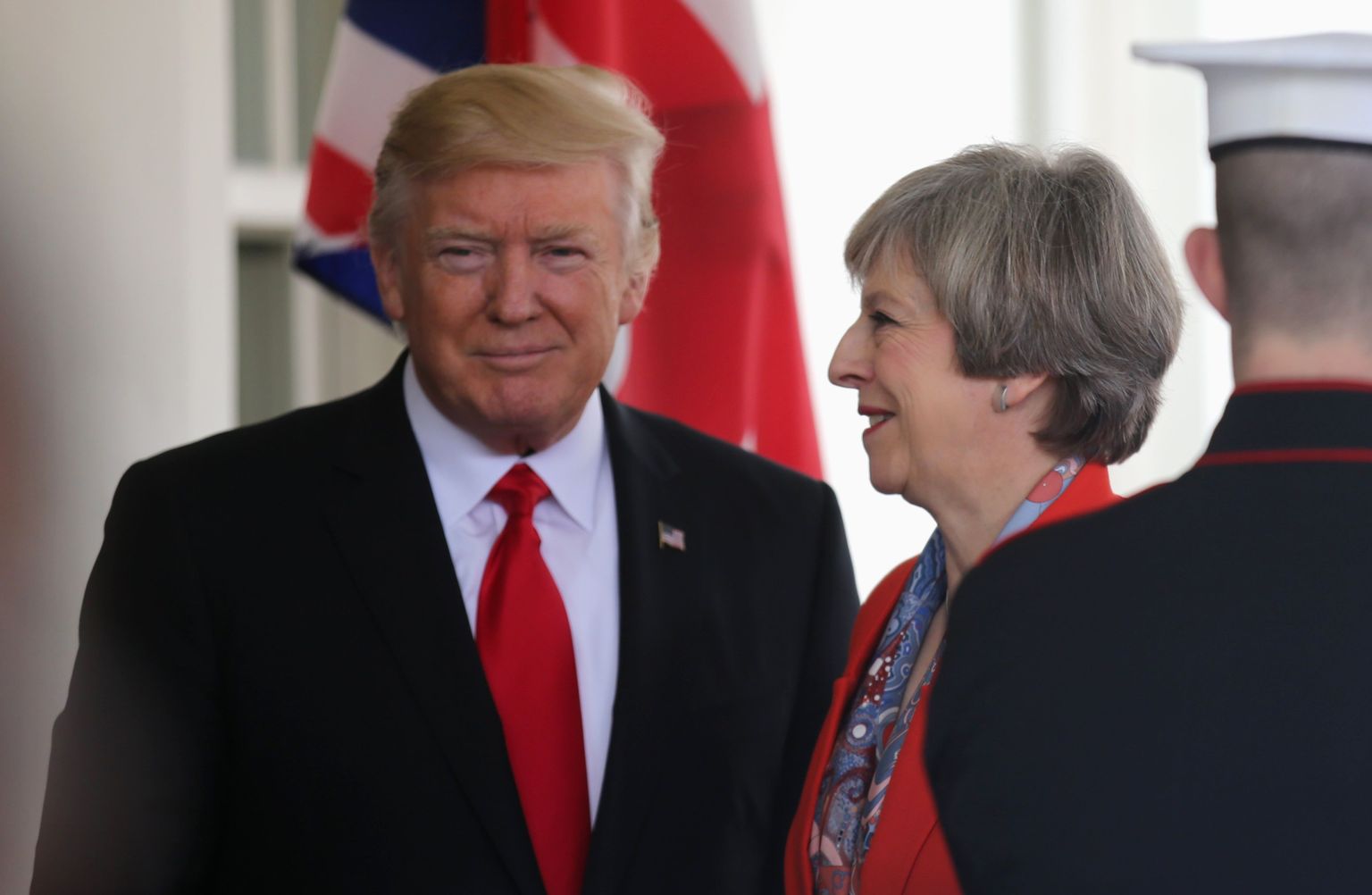Donald Trump tervitamas Valgesse Majja jõudnud Theresa Mayd.