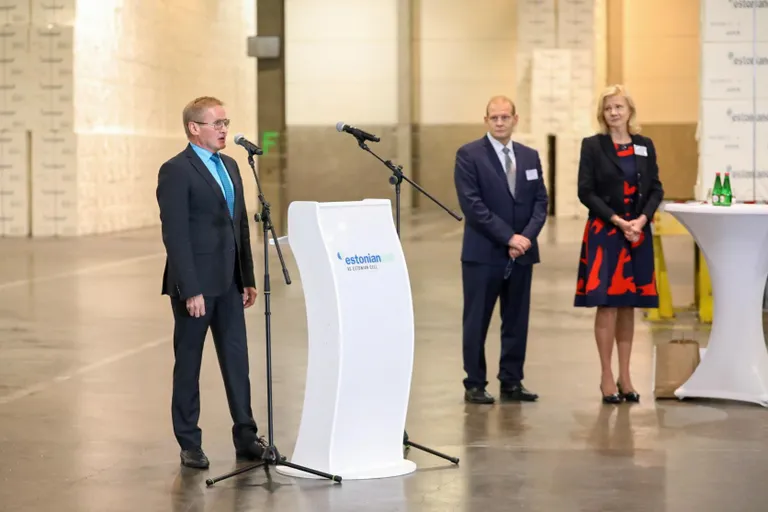 Riigihalduse minister Jaak Aab avab täna haavapuitmassitootja Estonian Cell 20 miljoni euro suuruse investeeringu tulemuse.