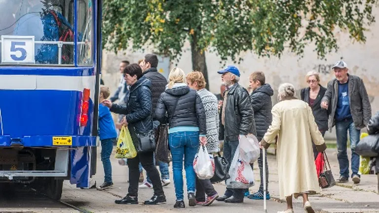 Tramvaja pietura Sarkandaugavas centrā