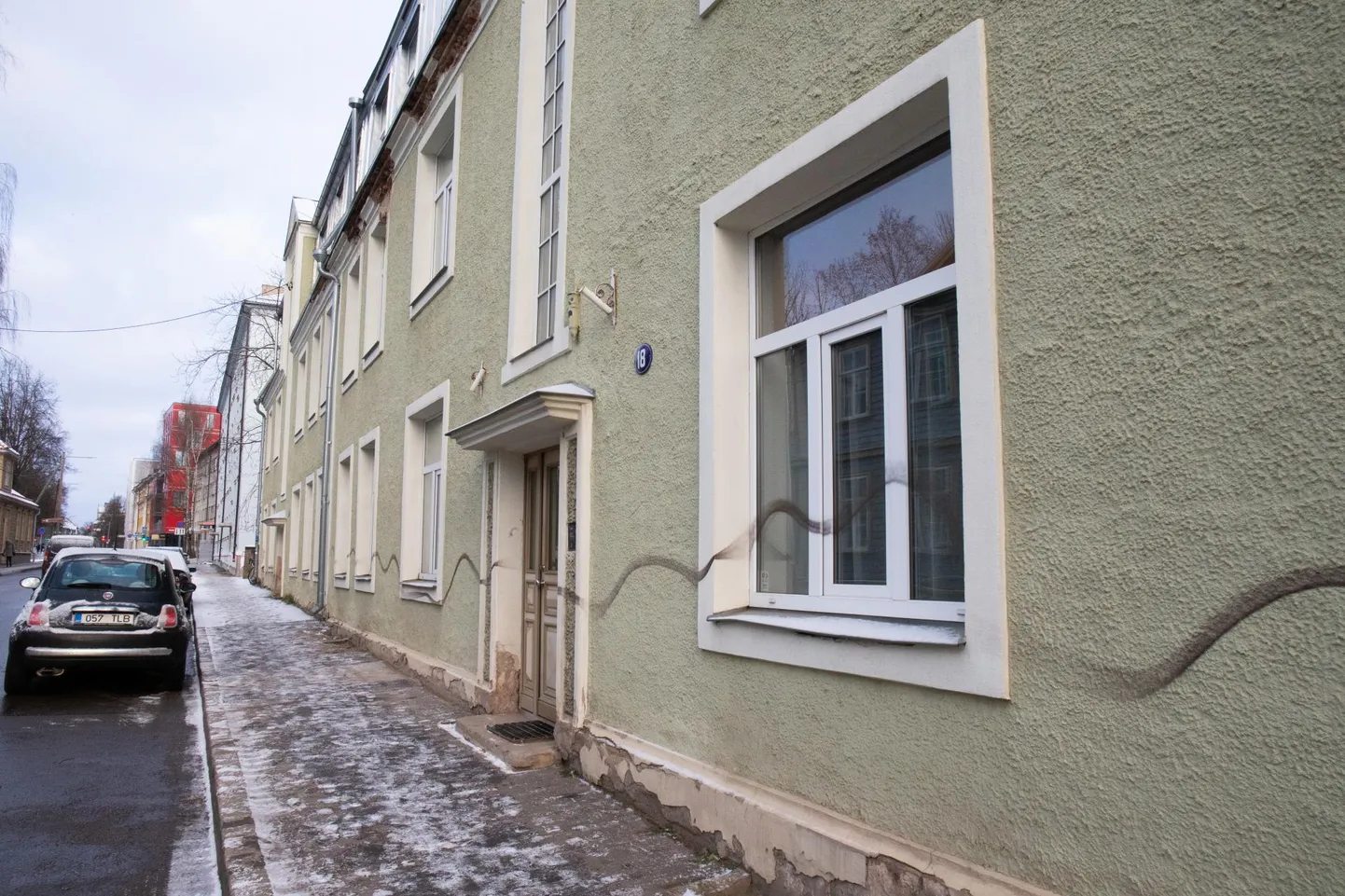 Korteriühistu Kalevi 18a seinad tuleb ilmselt üle värvida, sest mahapesemise võimalus on vähetõenäoline.