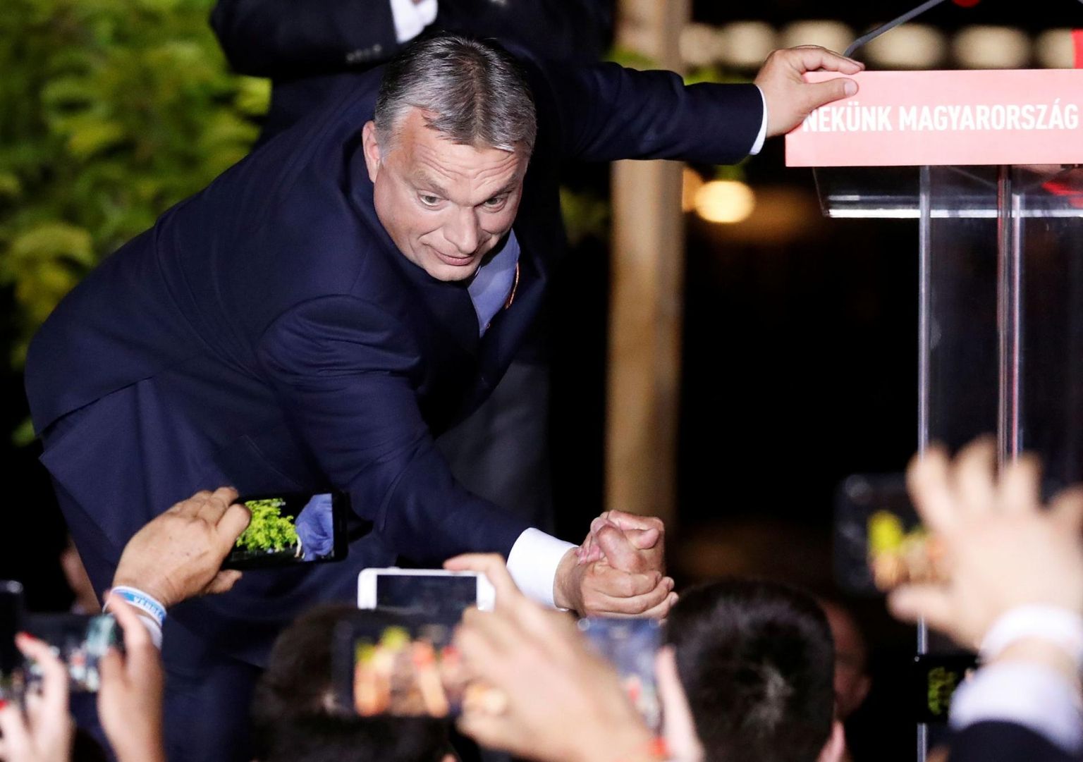 Ungari peaminister Viktor Orbán tähistamas üleeile Budapestis Fideszi erakonna võitu Euroopa Parlamendi valimistel. Üle poolte häältest kogunud Fidesz sai Ungari 21 Euroopa Parlamendi kohast 14.