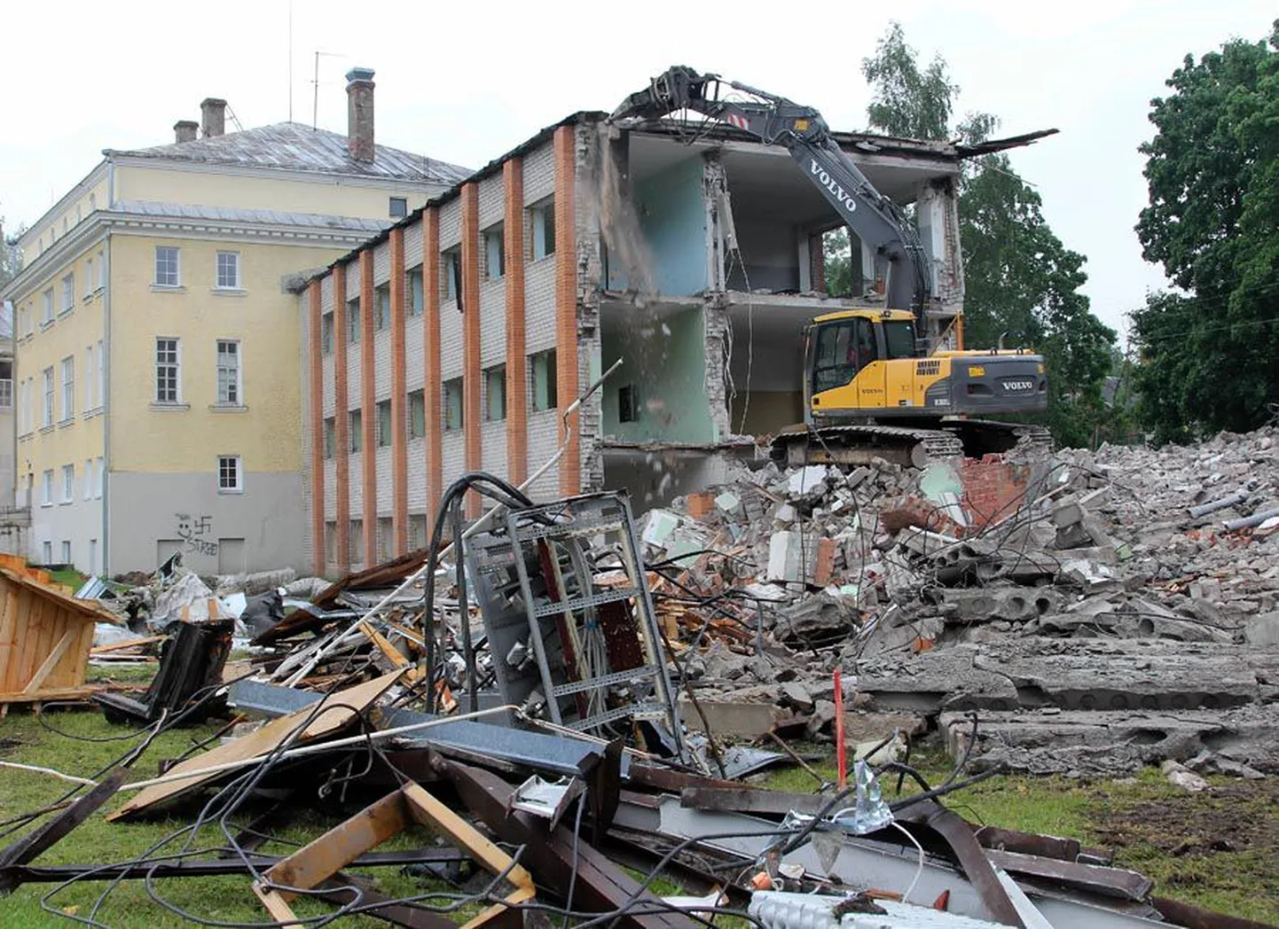 Viljandi koolireformi silmaga nähtav osa oli Valuoja kooli juurdeehitise lammutamine. Suvel tehti vana maja maatasa ja nüüd ehitatakse sinna uut hoonet.