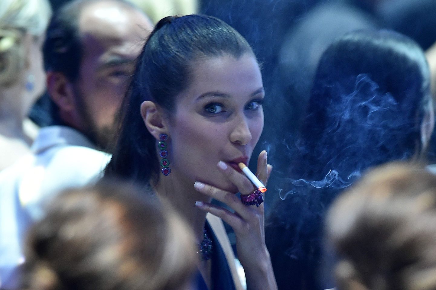 Bella Hadid ja sigarett, pilt on tehtud 2016. aastal.
