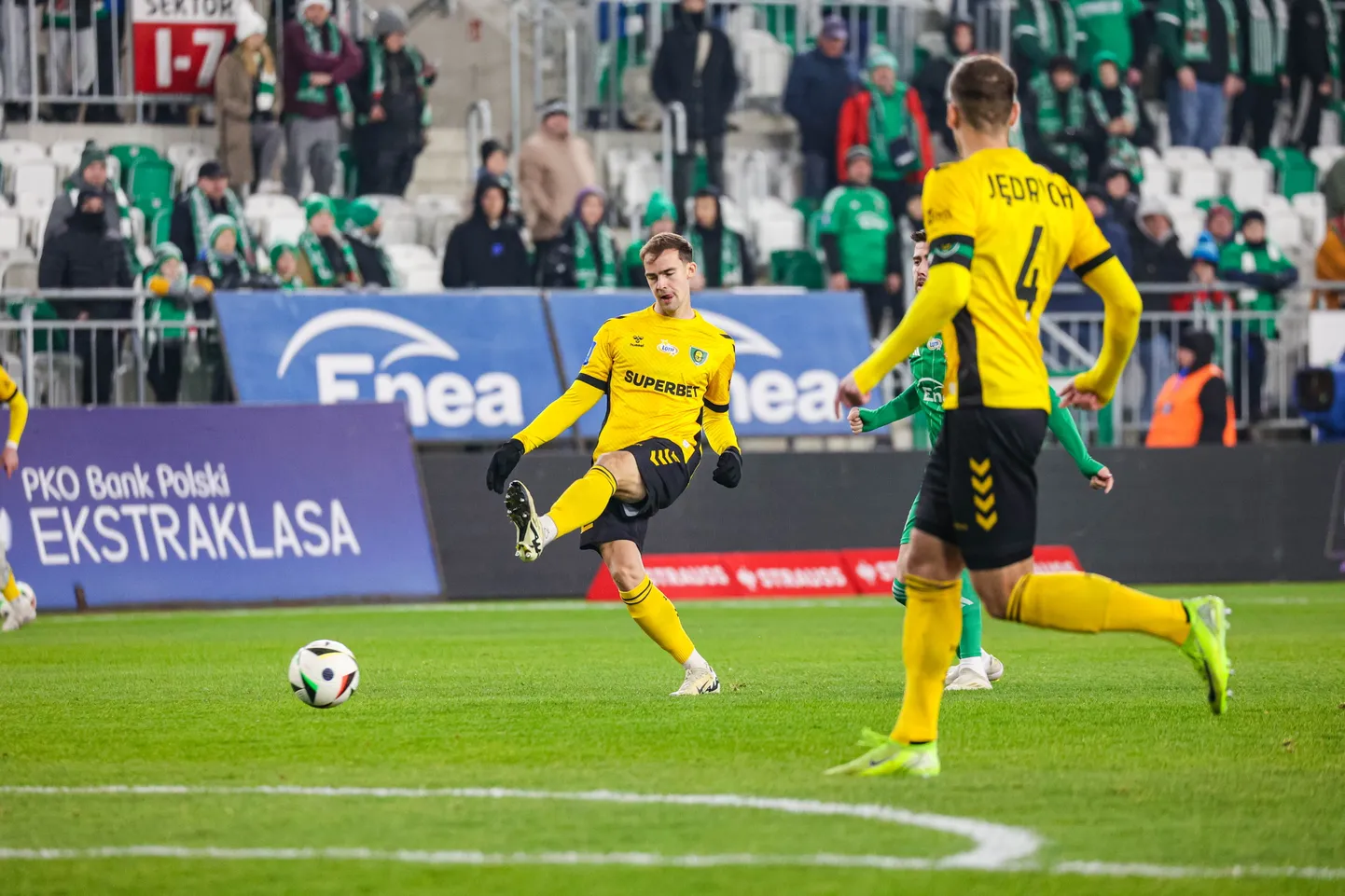 Märten Kuusk (söötmas palli) sõlmis Poolas uue lepingu.