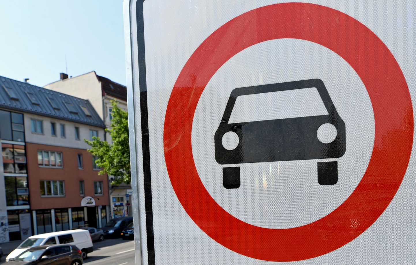 Ceļa zīme Hamubrgā, kas aizliedz iebraukt mašīnām ar dīzeļdzinēju